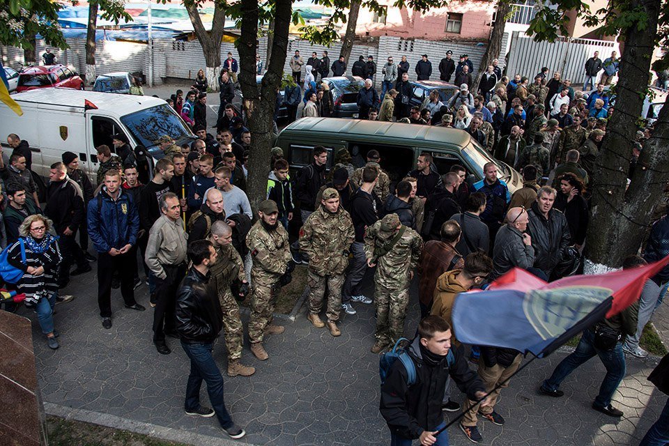 Сотни людей в камуфляжной форме, флаги и плакаты: как протестуют под стенами управления полиции 3