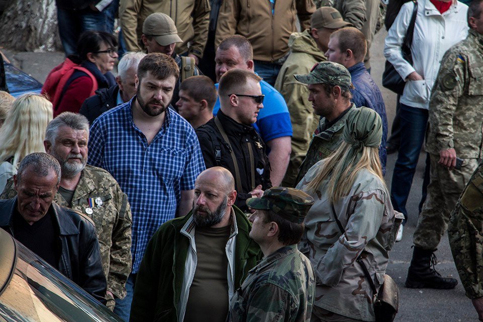 Сотни людей в камуфляжной форме, флаги и плакаты: как протестуют под стенами управления полиции 4