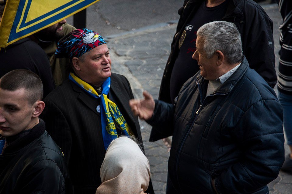 Сотни людей в камуфляжной форме, флаги и плакаты: как протестуют под стенами управления полиции 5