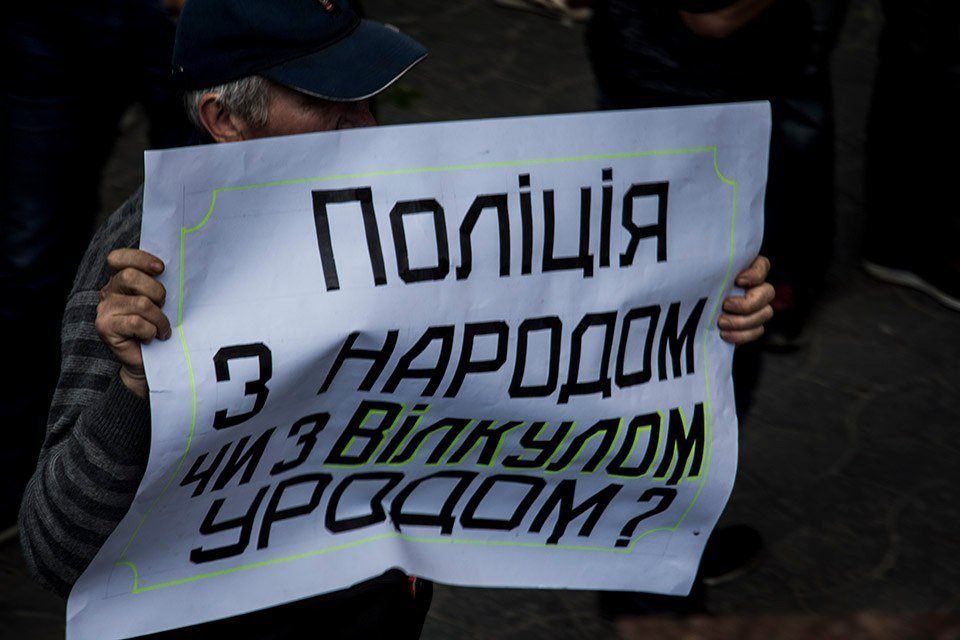 Сотни людей в камуфляжной форме, флаги и плакаты: как протестуют под стенами управления полиции 6