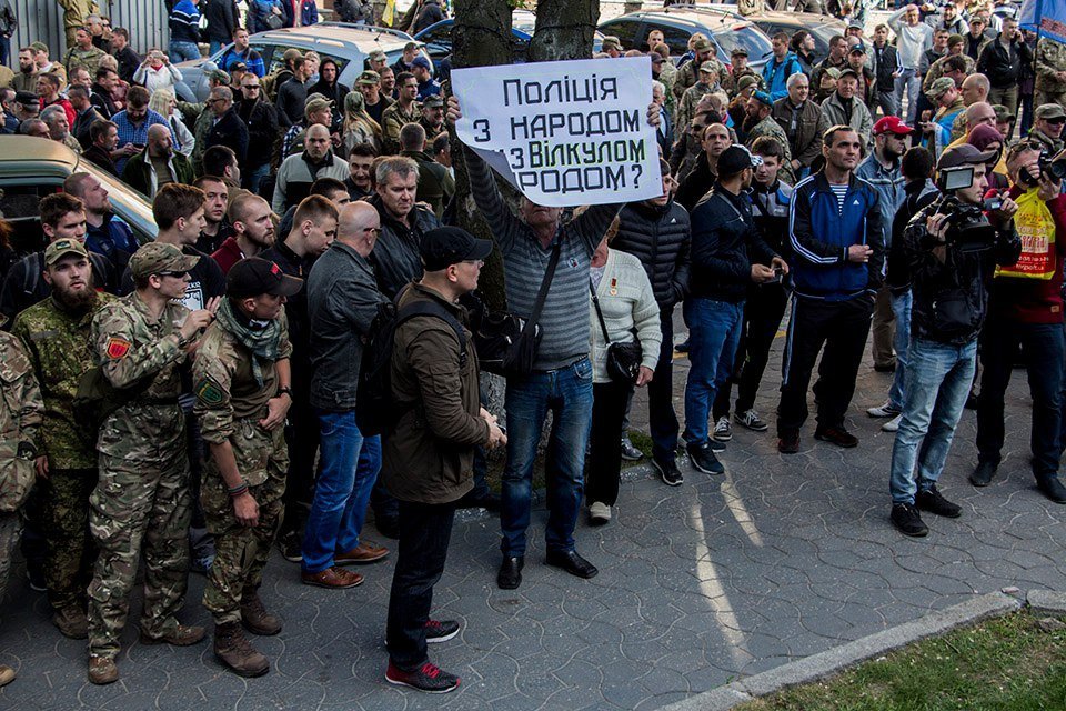 Сотни людей в камуфляжной форме, флаги и плакаты: как протестуют под стенами управления полиции 7