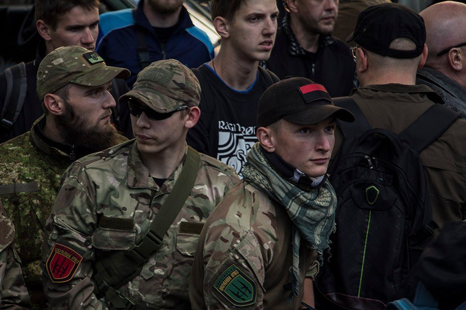 Сотни людей в камуфляжной форме, флаги и плакаты: как протестуют под стенами управления полиции 8