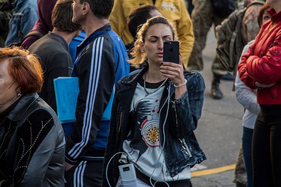 Сотни людей в камуфляжной форме, флаги и плакаты: как протестуют под стенами управления полиции 9