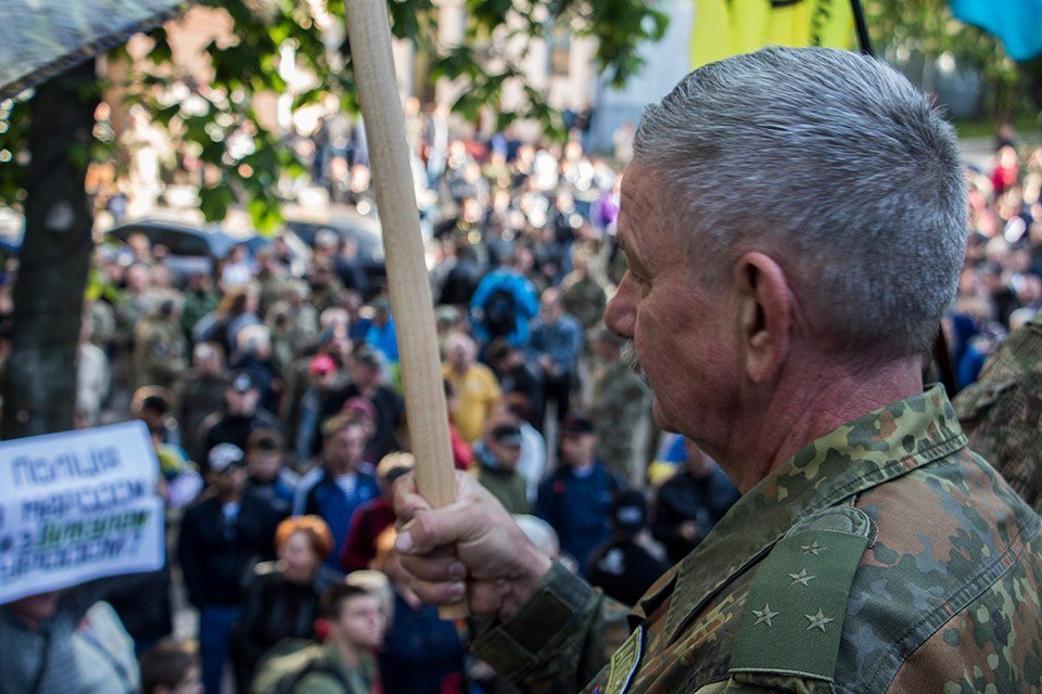 Сотни людей в камуфляжной форме, флаги и плакаты: как протестуют под стенами управления полиции 11