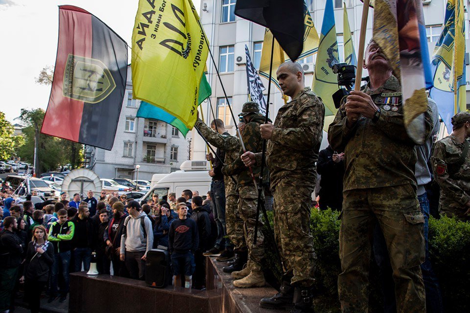 Сотни людей в камуфляжной форме, флаги и плакаты: как протестуют под стенами управления полиции 12