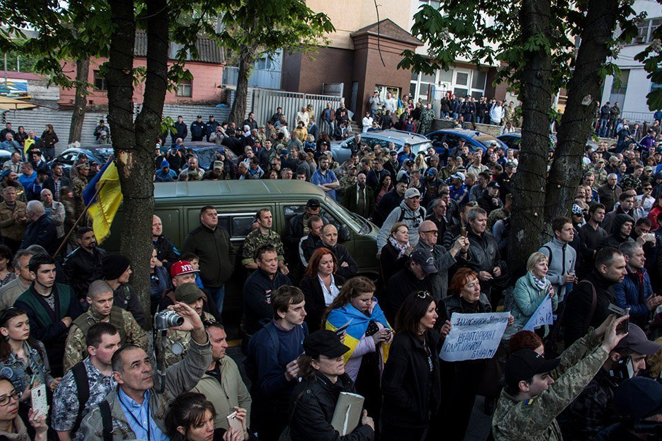 Сотни людей в камуфляжной форме, флаги и плакаты: как протестуют под стенами управления полиции 13