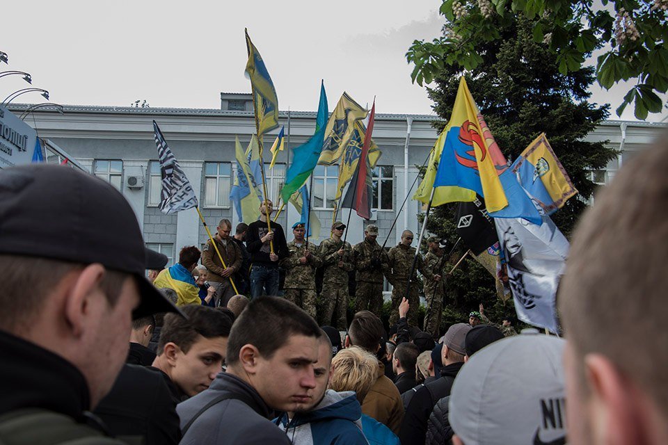 Сотни людей в камуфляжной форме, флаги и плакаты: как протестуют под стенами управления полиции 14