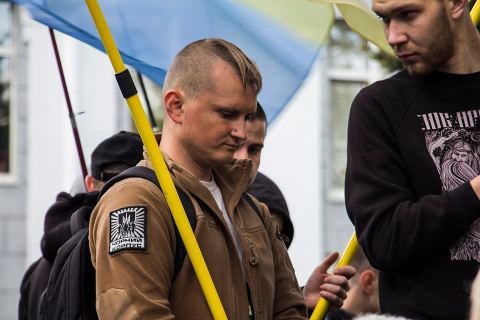 Сотни людей в камуфляжной форме, флаги и плакаты: как протестуют под стенами управления полиции 15