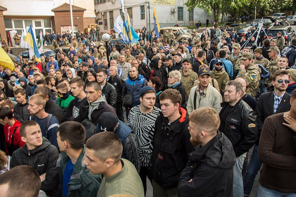 Сотни людей в камуфляжной форме, флаги и плакаты: как протестуют под стенами управления полиции 16