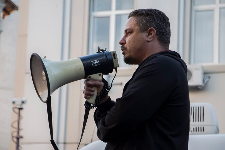 Сотни людей в камуфляжной форме, флаги и плакаты: как протестуют под стенами управления полиции 17