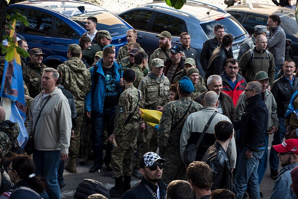 Сотни людей в камуфляжной форме, флаги и плакаты: как протестуют под стенами управления полиции 18