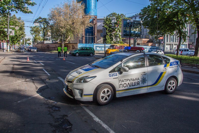 ДТП на проспекте Яворницкого: перевернулась "скорая" с беременной девушкой внутри 3