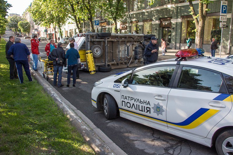 ДТП на проспекте Яворницкого: перевернулась "скорая" с беременной девушкой внутри 4