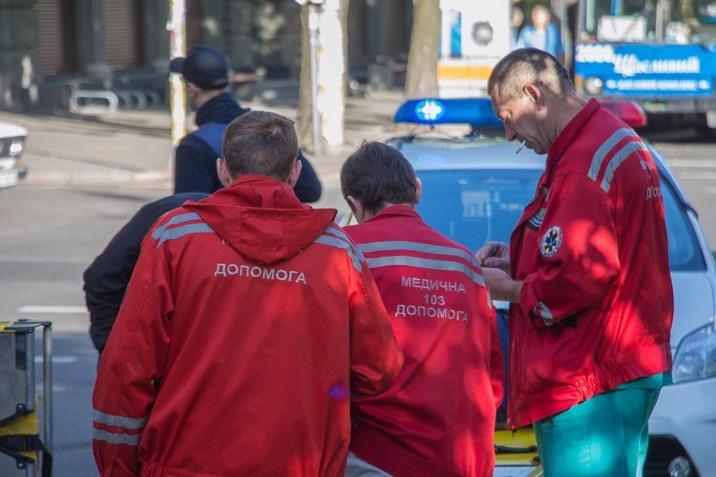 ДТП на проспекте Яворницкого: перевернулась "скорая" с беременной девушкой внутри 5