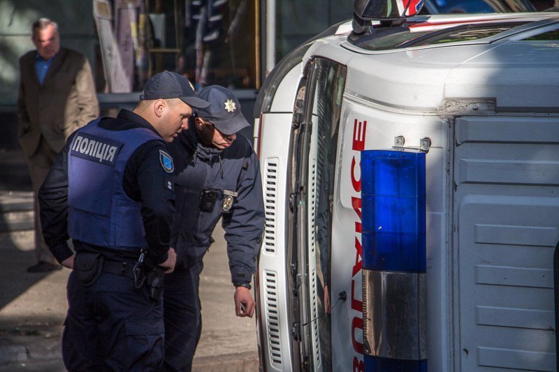 ДТП на проспекте Яворницкого: перевернулась "скорая" с беременной девушкой внутри 6