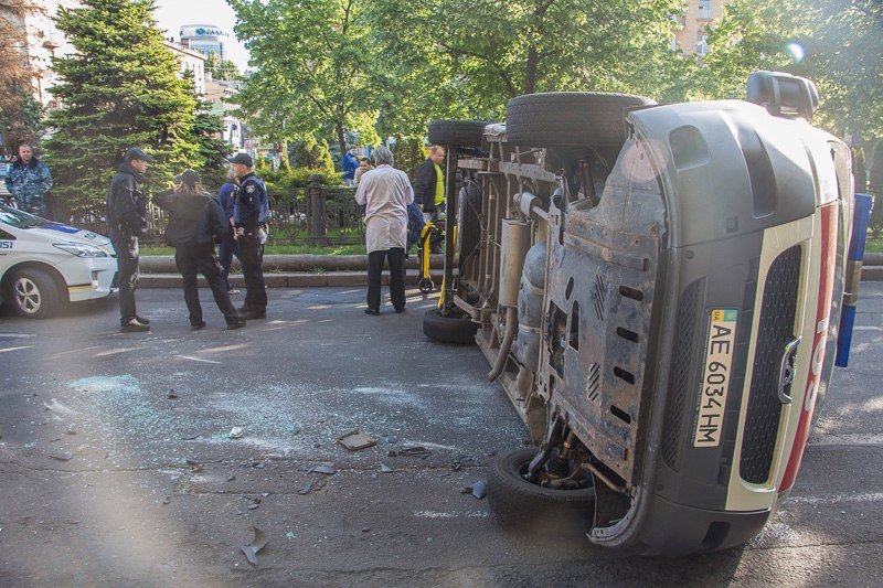 ДТП на проспекте Яворницкого: перевернулась "скорая" с беременной девушкой внутри 7