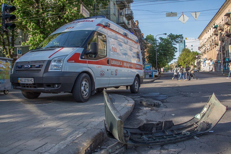 ДТП на проспекте Яворницкого: перевернулась "скорая" с беременной девушкой внутри 9