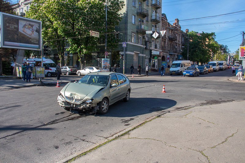 ДТП на проспекте Яворницкого: перевернулась "скорая" с беременной девушкой внутри 11