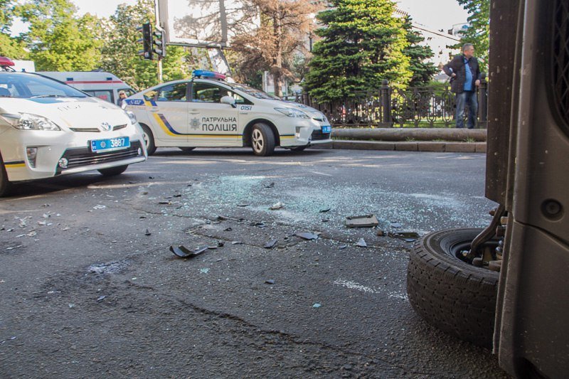 ДТП на проспекте Яворницкого: перевернулась "скорая" с беременной девушкой внутри 13