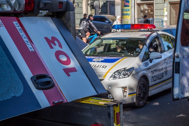 ДТП на проспекте Яворницкого: перевернулась "скорая" с беременной девушкой внутри 14