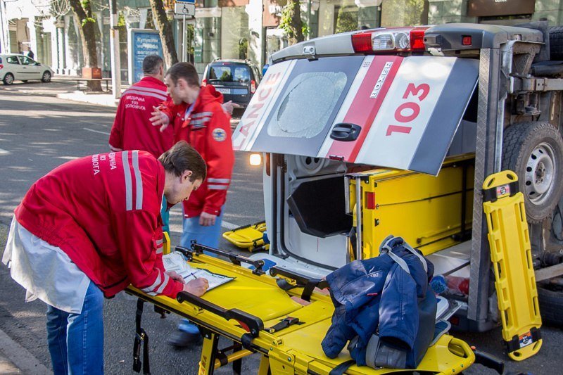 ДТП на проспекте Яворницкого: перевернулась "скорая" с беременной девушкой внутри 15