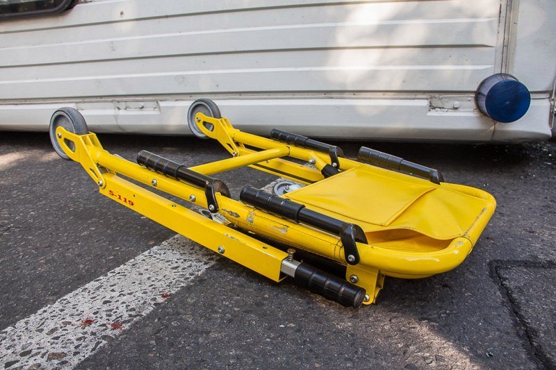 ДТП на проспекте Яворницкого: перевернулась "скорая" с беременной девушкой внутри 16