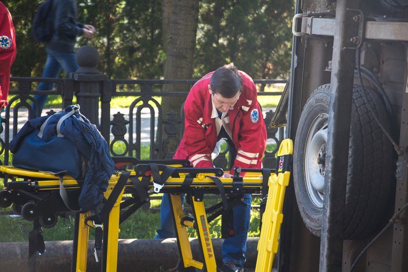 ДТП на проспекте Яворницкого: перевернулась "скорая" с беременной девушкой внутри 17