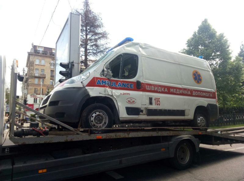 ДТП на проспекте Яворницкого: перевернулась "скорая" с беременной девушкой внутри 18
