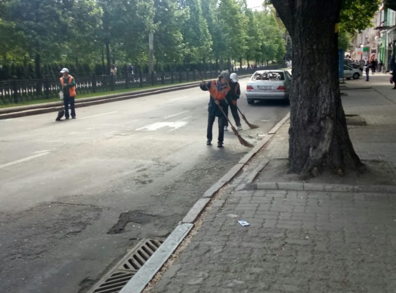 ДТП на проспекте Яворницкого: перевернулась "скорая" с беременной девушкой внутри 19