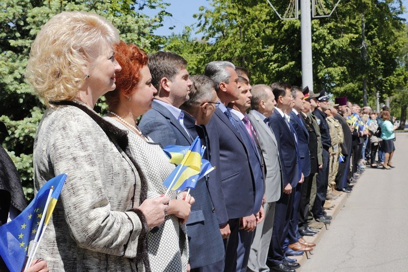 В центре Днепра торжественно подняли флаги Украины и Евросоюза 2