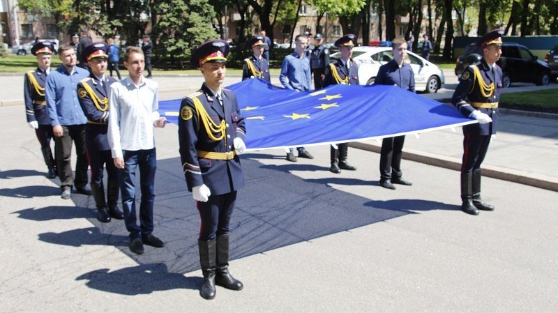 В центре Днепра торжественно подняли флаги Украины и Евросоюза 3