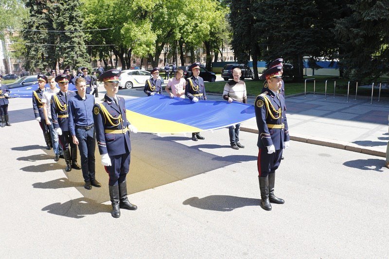 В центре Днепра торжественно подняли флаги Украины и Евросоюза 4