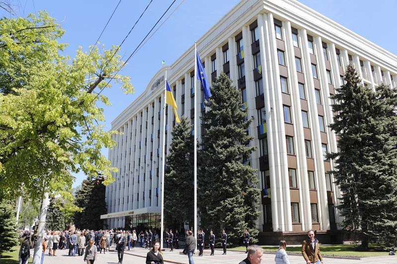 В центре Днепра торжественно подняли флаги Украины и Евросоюза 9