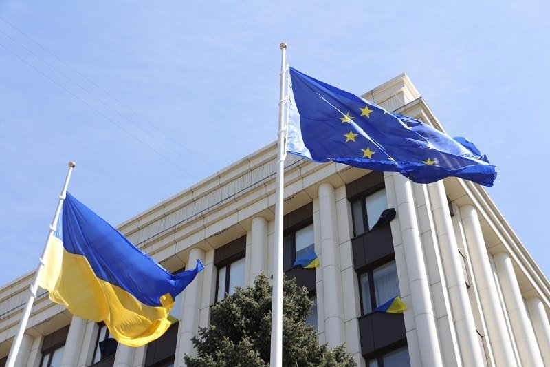 В центре Днепра торжественно подняли флаги Украины и Евросоюза 10