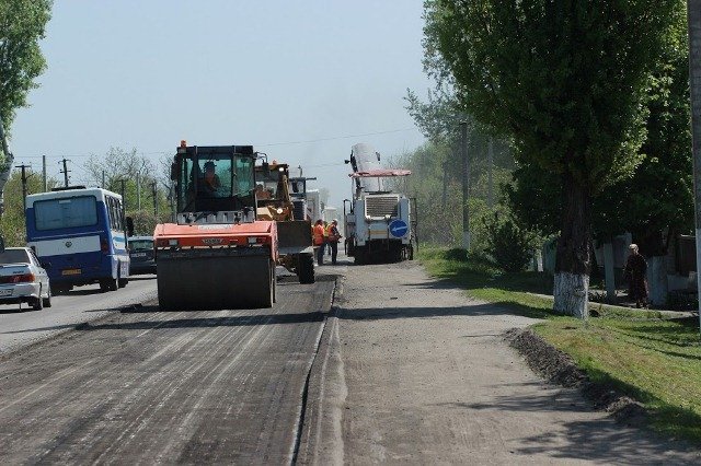 Под Днепром начали ремонтировать дорогу международного значения 1
