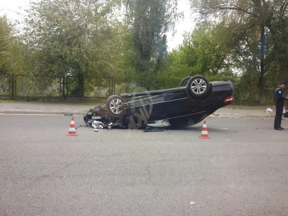 Поворот не туда: пытаясь избежать столкновения с мотоциклистом, Merсedes влетел в столб и перевернулся 1