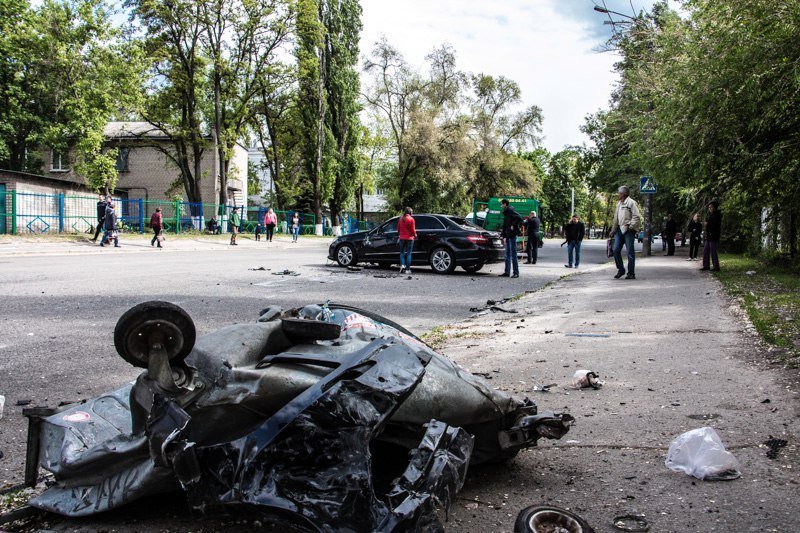 Поворот не туда: пытаясь избежать столкновения с мотоциклистом, Merсedes влетел в столб и перевернулся 2