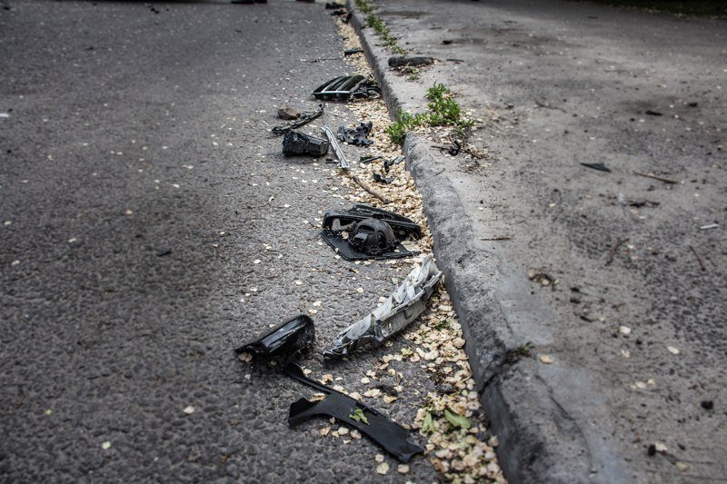Поворот не туда: пытаясь избежать столкновения с мотоциклистом, Merсedes влетел в столб и перевернулся 3