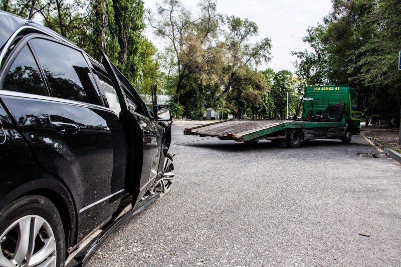 Поворот не туда: пытаясь избежать столкновения с мотоциклистом, Merсedes влетел в столб и перевернулся 4