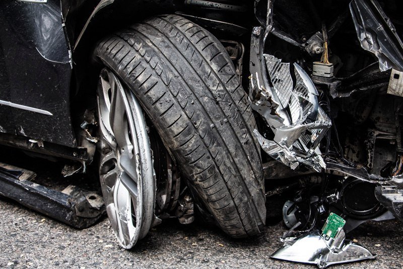 Поворот не туда: пытаясь избежать столкновения с мотоциклистом, Merсedes влетел в столб и перевернулся 5