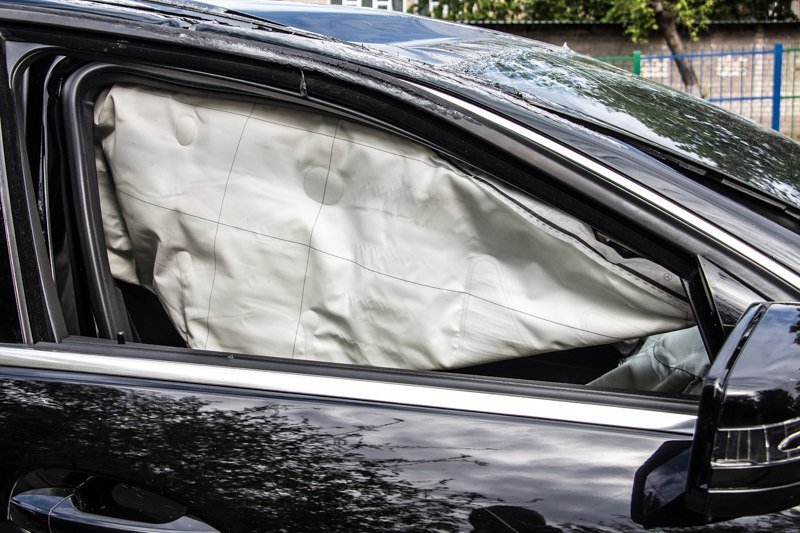 Поворот не туда: пытаясь избежать столкновения с мотоциклистом, Merсedes влетел в столб и перевернулся 6