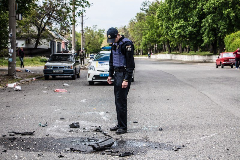 Поворот не туда: пытаясь избежать столкновения с мотоциклистом, Merсedes влетел в столб и перевернулся 7