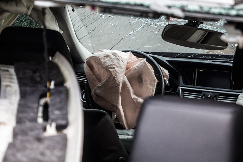 Поворот не туда: пытаясь избежать столкновения с мотоциклистом, Merсedes влетел в столб и перевернулся 8