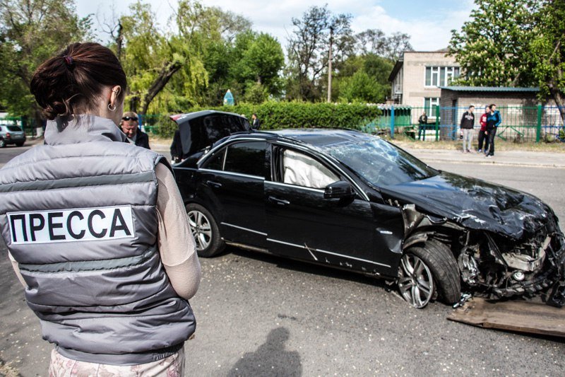 Поворот не туда: пытаясь избежать столкновения с мотоциклистом, Merсedes влетел в столб и перевернулся 10