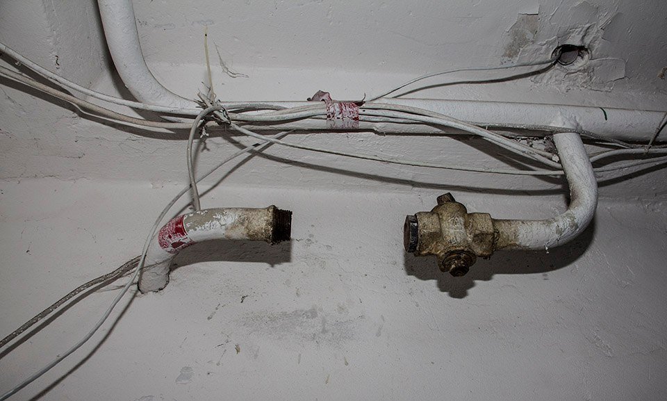 Возмущенные люди, полиция и обрезанные трубы: что происходило на Тополе 4