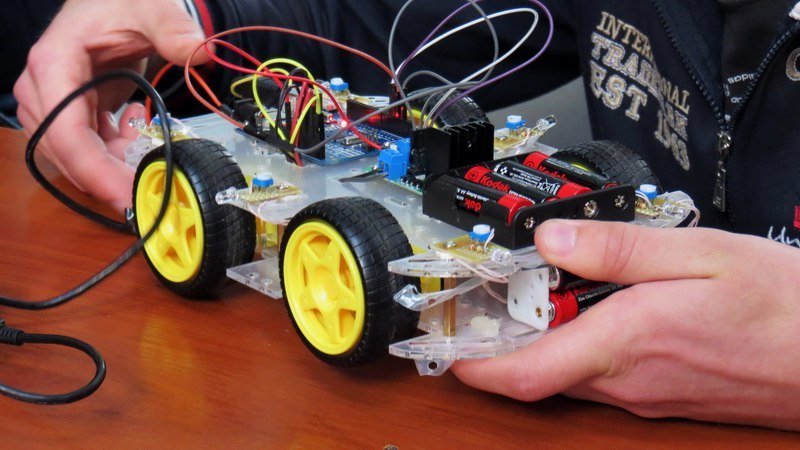 Гаджеты, машинки и гонки на скорость: в Днепре прошел фестиваль робототехники 5
