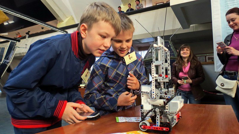 Гаджеты, машинки и гонки на скорость: в Днепре прошел фестиваль робототехники 6