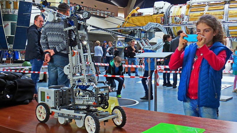 Гаджеты, машинки и гонки на скорость: в Днепре прошел фестиваль робототехники 8