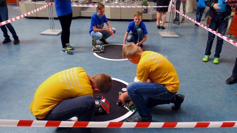 Гаджеты, машинки и гонки на скорость: в Днепре прошел фестиваль робототехники 9
