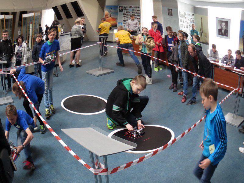 Гаджеты, машинки и гонки на скорость: в Днепре прошел фестиваль робототехники 11